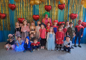 Zdjęcie grupowe dzieci przygotowanych do rozpoczęcia zabaw karnawałowych
