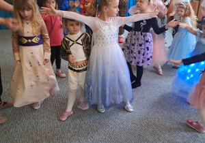 Dziewczynki prezentują swoje stroje