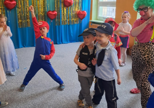 Chłopcy prezentują swoje stroje