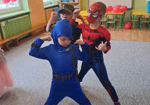 Chłopcy w strojach bohaterów w czasie zabaw