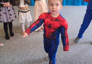 Chłopiec w stroju superbohatera