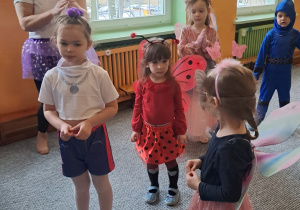 Dziewczynki w czasie zabaw muzycznych