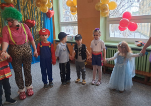 Dzieci w czasie zabaw muzycznych