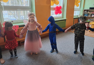 Dzieci w czasie zabaw muzycznych