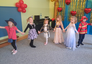 Dzieci w czasie zabaw muzycznych