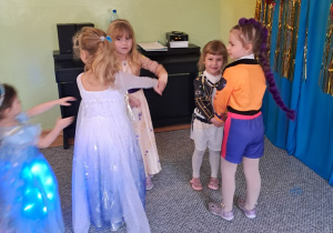 Dziewczynki w czasie tańców w parach podczas balu