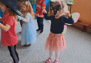 Dziewczynki tańczą w czasie balu