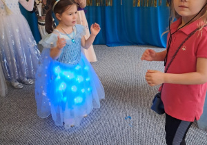 Dziewczynki tańczą w czasie balu