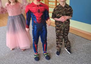 Dzieci podczas zabaw tanecznych