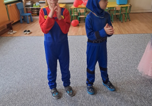 Chłopcy w oczekiwaniu na kolejną zabawę