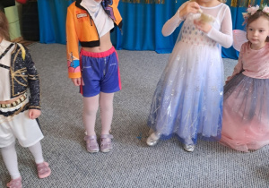 Dziewczynki przygotowują się do kolejnego tańca