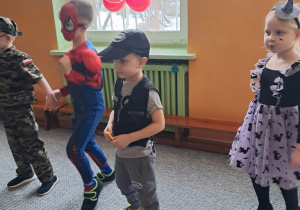 Dzieci tańczące podczas balu