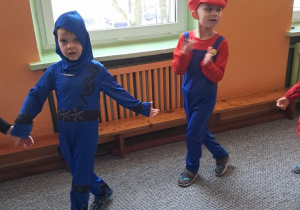 Dzieci tańczące podczas balu