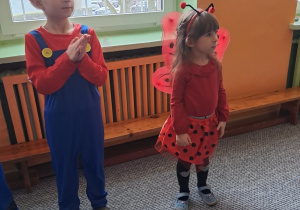 Dzieci tańczące podczas balu