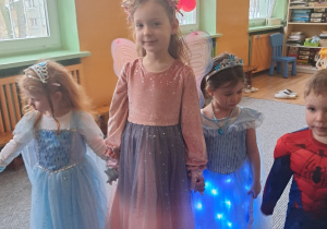 Dzieci tańczące podczas balu