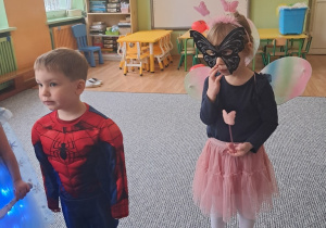 Dzieci tańczące podczas balu