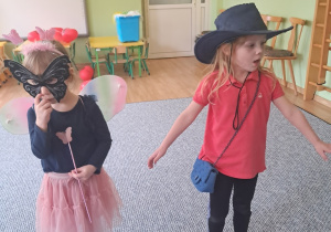 Dzieci tańczące podczas balu