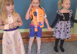 Dzieci tańczące podczas balu