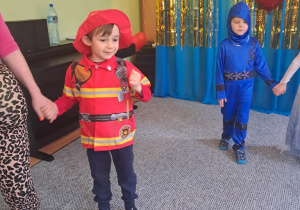 Chłopiec w stroju strażaka