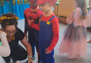 Dzieci przygotowują się do zabaw z wykorzystaniem baniek mydlanych