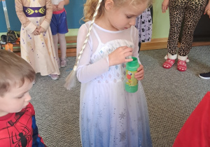 Dzieci przygotowują się do zabaw z wykorzystaniem baniek mydlanych