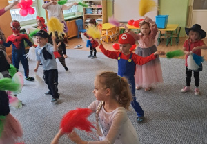 Dzieci tańczą z pomponami