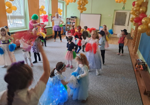 Dzieci tańczą z pomponami