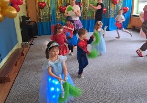 Dzieci tańczą z pomponami