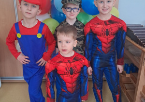 Chłopcy pozują preentując swoje stroje