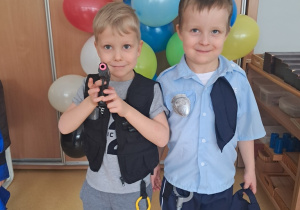 Chłopcy prezentują strój wojskowego i policjanta