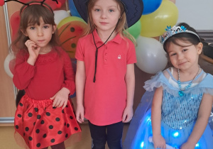 Dziewczynki prezentują stroje księżniczki, biedronki i kowbojki