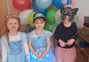 Dziewczynki prezentują strójmotylka i księżniczek