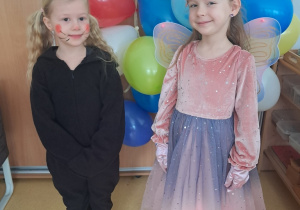 Dziewczynki prezentują strój kota i księżniczki