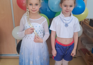 Dziewczynki prezentują strój księżniczki i wojowniczki