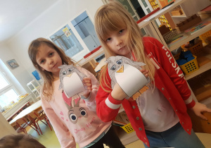 Dziewczynki prezentują swoje prace