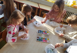 Dzieci kolorują śnieg akwarelami