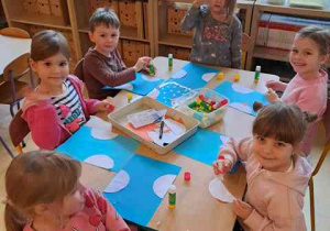 Dzieci podczas wykonywania pracy plastycznej o tematyce zimowej pt. "Bałwanki"