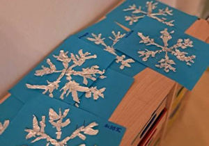 Zdjęcie przedstawia pracę plastyczną pt. "Śnieżynka"