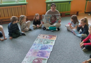 dzieci w trakcie zajęć o finansach