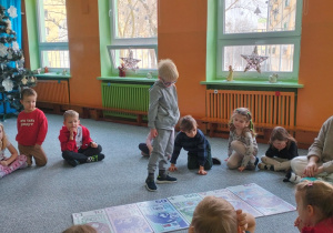 Kuba wskazuje podane banknoty