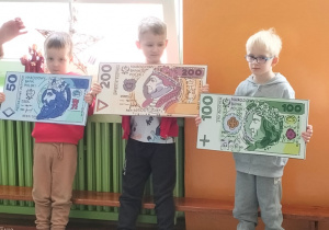 dzieci pozują z banknotami