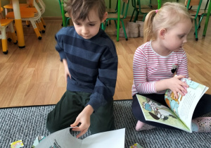 dzieci oglądające książeczki o tematycze finansów