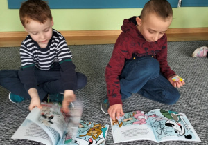 dzieci oglądają książeczki o tematycze finansów