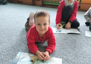 dzieci oglądają książeczki o tematycze finansów