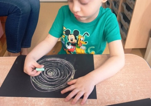 Jasio rysuje kredą Drogę Mleczną