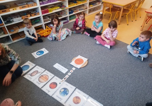 Dzieci w trakcji zadęć dydaktycznych na dywanie