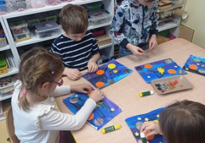 Dzieci tworzą swoje prace plastyczne