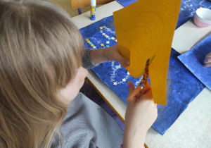 Dziewczynka wycina księżyc.