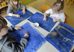 Dzieci rysują gwiazdozbiory według własnego pomysłu.