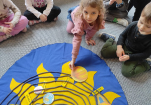 Dziewczynka dokłada planetę do Układu Słonecznego.